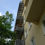 Lors d’une conférence consacrée à la situation du secteur du bâtiment, le préfet de Martinique, Étienne Desplanques, a annoncé le lancement prochain de 52 opérations de logement social, représentant plus de 300 millions d’euros de travaux à engager dès 2026. Aux côtés des services de l’État – notamment la DEAL – et des principaux bailleurs sociaux du territoire, cette programmation repose sur des projets sécurisés : foncier maîtrisé, autorisations obtenues, financements validés. Dans un contexte de ralentissement marqué du BTP en Martinique, cette impulsion publique pourrait constituer un véritable point d’inflexion. Mais au-delà du soutien conjoncturel à un secteur en difficulté, cette dynamique soulève des enjeux plus larges pour le marché immobilier martiniquais, les investisseurs et la cohésion sociale du territoire.